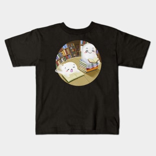 Kawaii ghosts in a library Kids T-Shirt